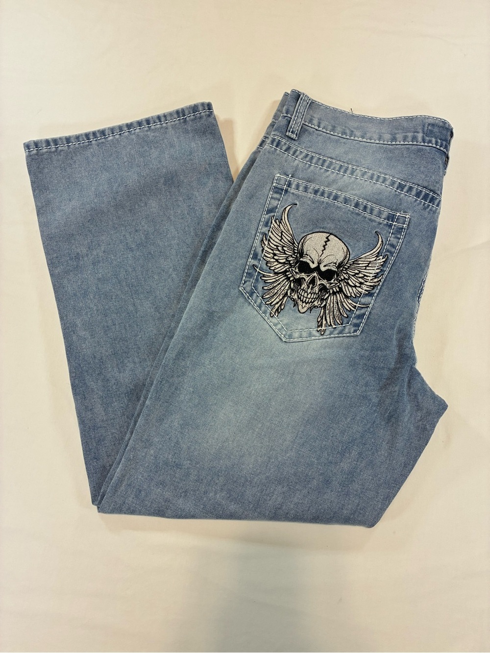 Relaxed Light Blue Men's Jeans with Winged Skull Pocket Embroidery